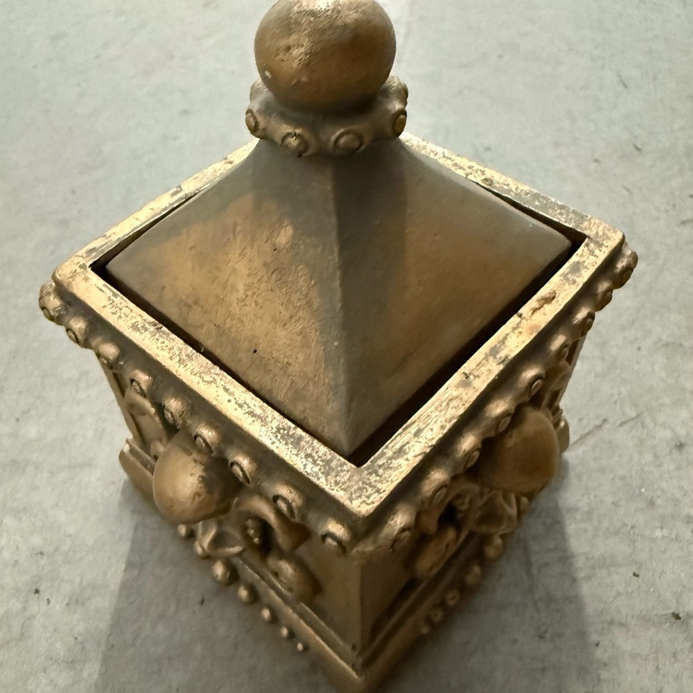 Bombay & CO Gold Resin “What not” Box / Stand